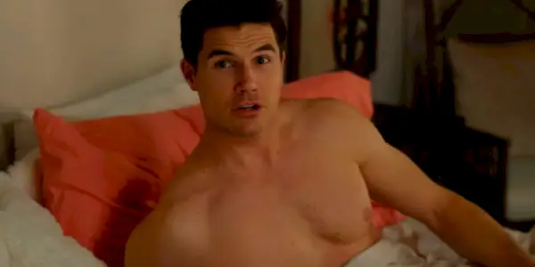 Robbie Amell dans le rôle de Nathan torse nu au lit dans la saison 3 de téléchargement