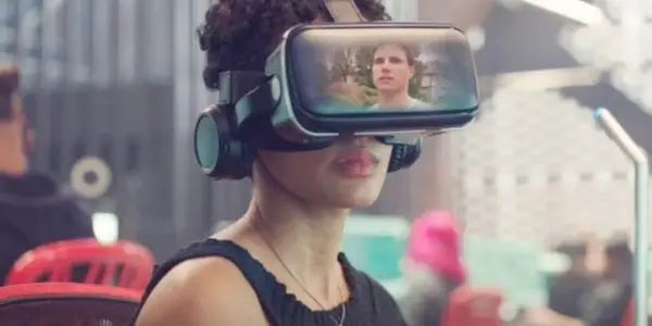 Nora voit Nathan sur un casque VR dans Upload