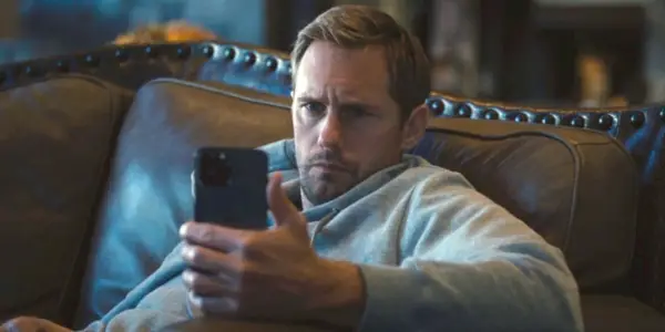 『サクセッション』シーズン 4 で携帯電話でスクロールするマットソン
