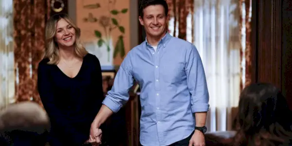 Jamie (Will Estes) und Eddie (Vanessa Ray) halten Händchen beim Reagan-Familienessen im Blue Bloods