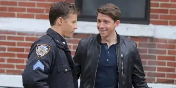 Joe und Jamie stehen in Blue Bloods vor einer Mauer
