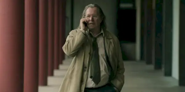 Gary Oldman como Jackson Lamb hablando por teléfono en Slow Horses