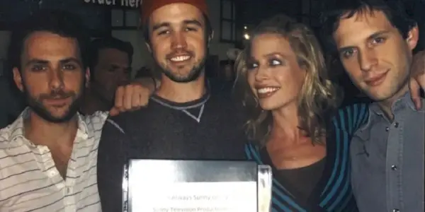 Jordan Reid avec le casting principal de Its Always Sunny