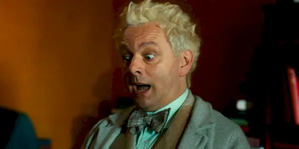Michael Sheen ako Aziraphale vyzerá šokovaný v Good Omens 2. sezóne