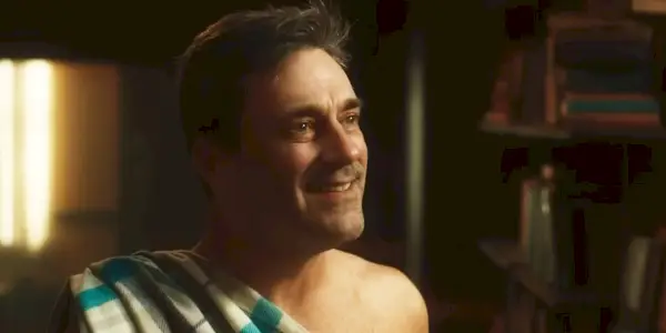 Jon Hamm ako Gabriel vyzerá šťastne v Good Omens sezóne 2