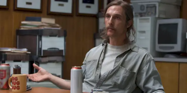 Matthew McConaughey pije pivo a fajčí v True Detective
