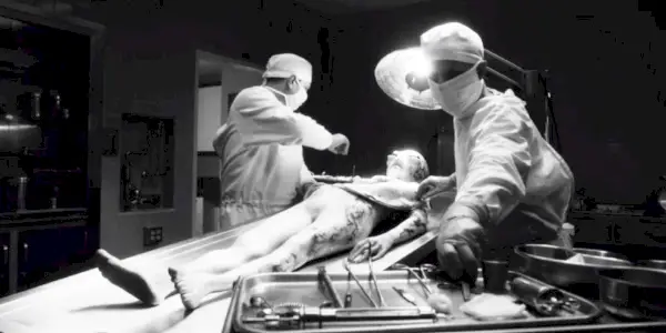 Lekári operujúci mimozemšťana v American Horror Story Death Valley