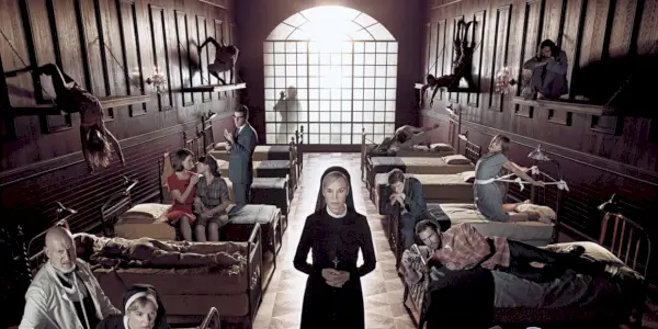 Obsadenie American Horror Story Asylum v jednej miestnosti s mnohými posteľami