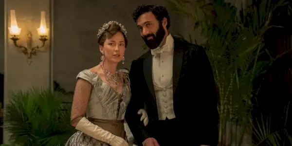 Carrie Coon e Morgan Spector stanno a braccetto nella seconda stagione di The Gilded Age