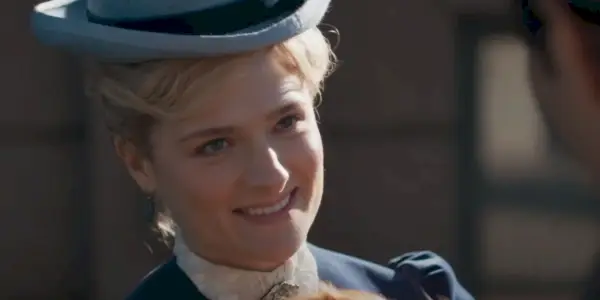 Marian sorridente in The Gilded Age