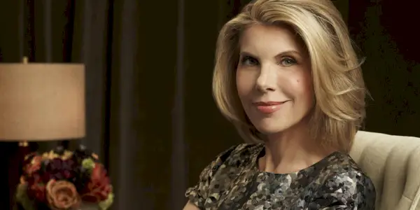 Un'immagine di Christine Baranski nei panni di Diane Lockhart in The Good Fight. La si vede seduta su una poltrona bianca e sorridente verso la telecamera