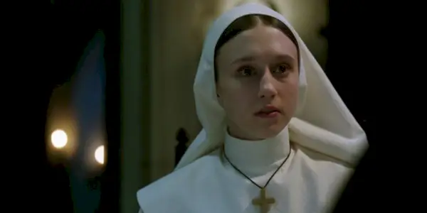 Taissa Farmiga sembra spaventata in The Nun