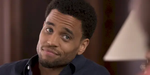 Think Like a Man에서 웃고 있는 Michael Ealy
