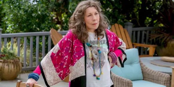 Frankie (Lily Tomlin) na terase s rukou na boku v Grace a Frankie