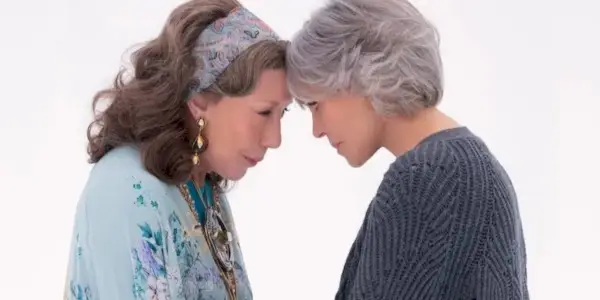 Grace (Jane Fonda) a Frankie (Lily Tomlin) v nebi, dotýkajúce sa navzájom hlavami v Grace a Frankie