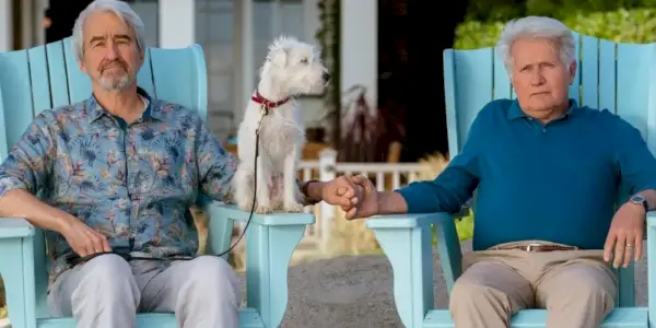 Sol (Sam Waterston) a Robert (Martin Sheen) so svojím psom, sediaci na stoličkách Adirondack a držiaci sa za ruky s Grace a Frankie