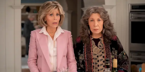 Grace (Jane Fonda) a Frankie (Lily Tomlin) stoja v kuchyni a vyzerajú znepokojene v Grace a Frankie