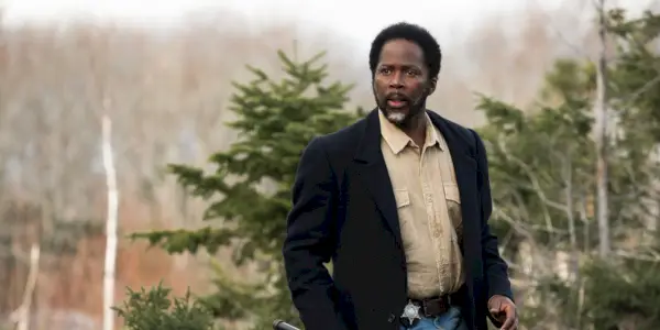 Harold Perrineau como Boyd frente a los árboles de Navidad en el final de la temporada 2