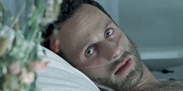 워킹데드에서 꽃을 바라보는 릭 그라임스(Rick Grimes)