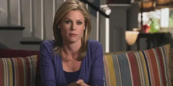 Claire Dunphy wygląda poważnie na kanapie w „Modern Family”.