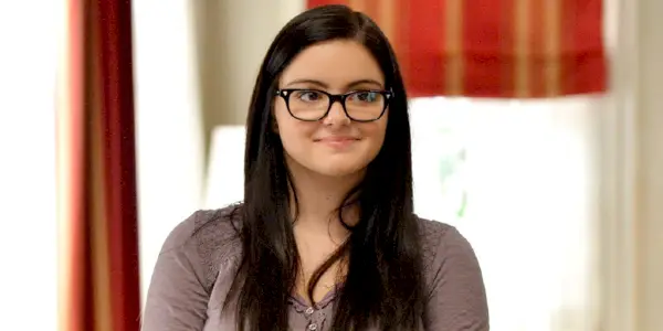 Ariel Winter jako uśmiechnięty Alex Dunphy we „Współczesnej rodzinie”.
