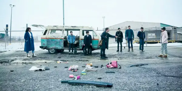 4. sezóna Umbrella Academy Hargreeves a Lila vedľa dodávky Wandy