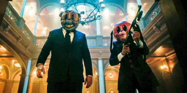 Hazel a Cha Cha v maskách, zatiaľ čo Cha Cha drží zbraň v The Umbrella Academy