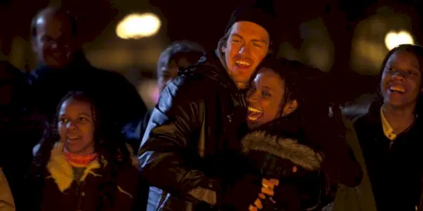 Kevin i Veronica przytulają się wieczorem w tłumie na świeżym powietrzu w Shameless.