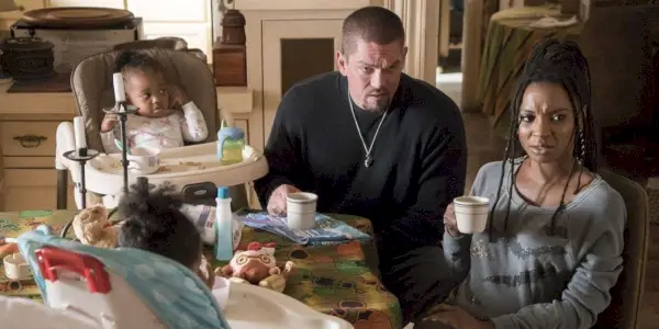 Kevin i Veronica Ball wyglądają na zdezorientowanych w „Shameless”.