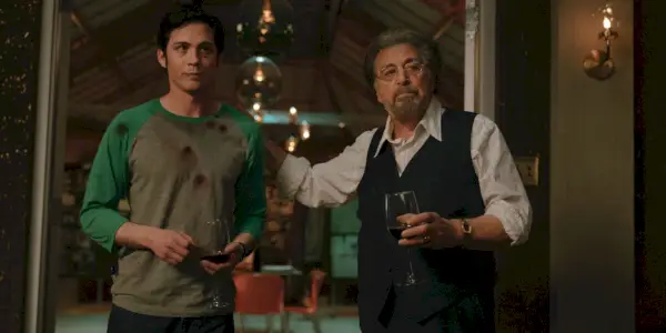 Logan Lerman et Al Pacino boivent du vin dans Hunters sur Amazon Prime Video