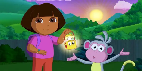 Dora L'Esploratrice tiene una lanterna accanto a Boots