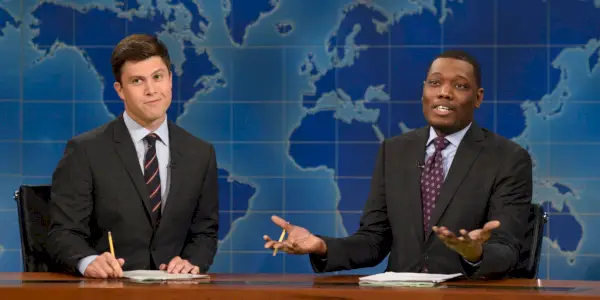 SNL에서 주말 업데이트를 진행하는 Colin Jost와 Michael Che