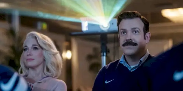 Nate (Nick Mohammed) trabalhando como garçom no Taste of Athens na 3ª temporada de Ted Lasso