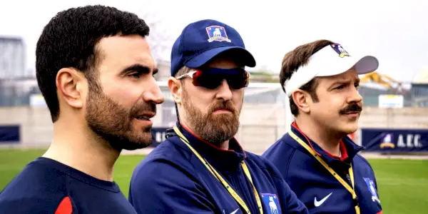Roy (Brett Goldstein), Ted (Jason Sudeikis) e o treinador Beard (Brendan Hunt) em campo em Ted Lasso