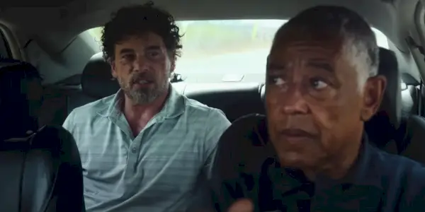 Skeet Ulrich als Colin und Giancarlo Esposito als Gray in einem Auto in Parish