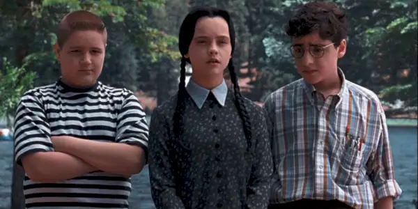 Addams Family Movies의 수요일 로맨스는 Netflix의 쇼가 캐릭터를 얼마나 심하게 배신했는지 증명합니다.