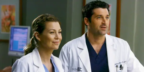 Ellen Pompeo ako Meredith a Patrick Dempsey ako Derek s úsmevom na pacientke
