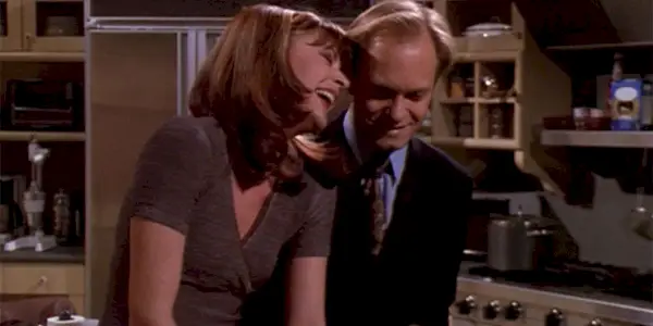 Daphne og Niles griner sammen i Frasier