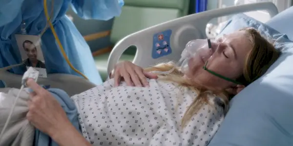 Meredith Gray i en hospitalsseng med Covid in Grey