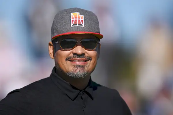 Michael Peña in grijze pet en zwart shirt