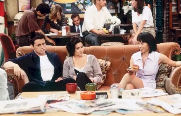 Matt Le Blanc som Joey, Courteney Cox som Monic och Lauren Tom som Julie, Friends, 1995