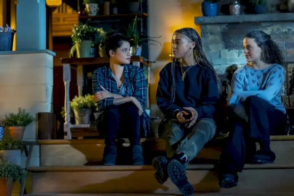 Lucy Barrett, Melonie Diaz und Sarah Jeffery, Charmed, Staffel 4