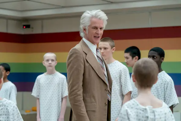 Matthew Modine jako dr Brenner, Strange Things sezon 4