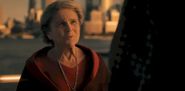 tovah feldshuh som flaggermusdame, krisesenterfinale