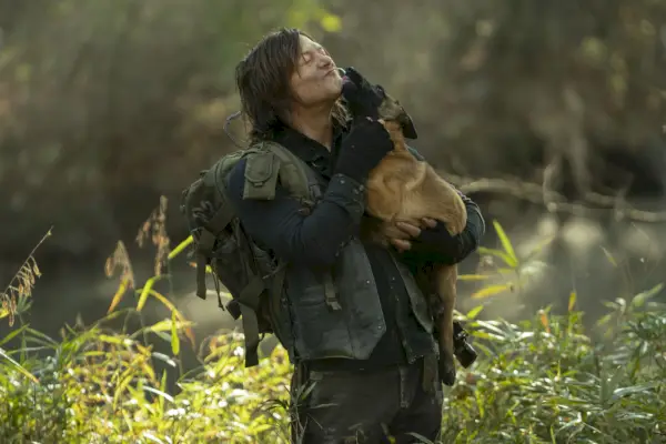 נורמן רידוס של Walking Dead חולק מחווה לכוכב השותף של הכלב לאחר מותו