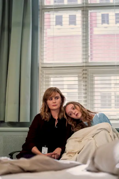Madeleine Arthur, Emily Deschanel, Diabo em Ohio