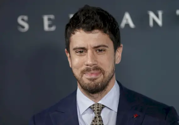 toby kebbell dorazí na červený koberec na světovou premiéru sluhy apple tvs v opeře Bam Howard Gilman